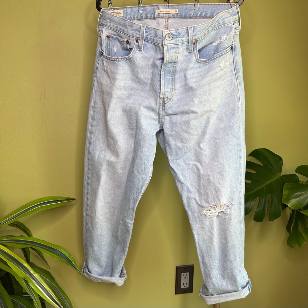 Levi’s Wedgie Fit Straight Fit Button-Fly Light Blue Denim Jeans